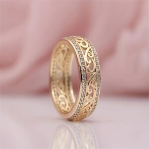 [Hollow Patterned Ring] A Women'S Hollow Patterned Ring with Faux Diamonds - a Stylish And Unique Piece of Jewelry for Women