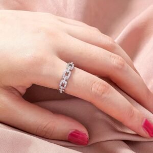 A Copper Ring with Cubic Synthetic Zirconia Inlay in Chain Design, Suitable for Women's Daily Wear and Parties