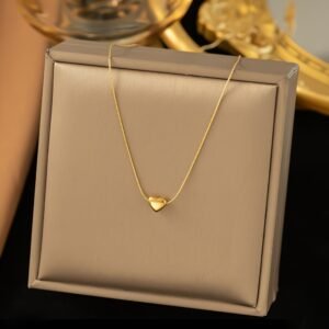 An Elegant and Exquisite Heart-Shaped Pendant Necklace Suitable for Women to Wear at Banquets or as a Gift for Mother