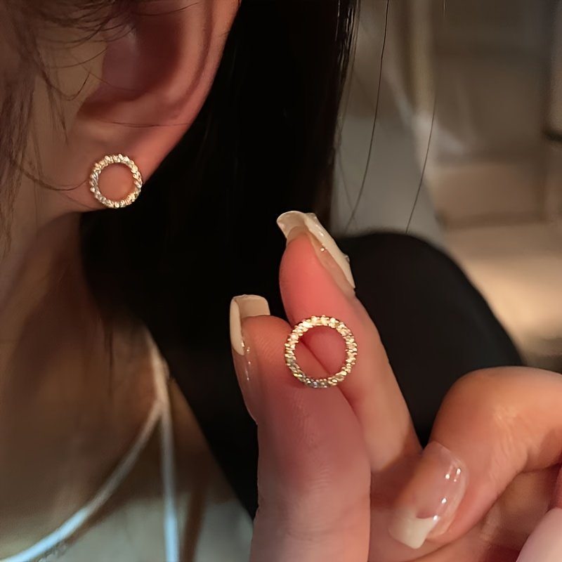 Popular Exquisite Small Round Hoop Earrings, Fashionable and Simple Light Luxury Versatile Elegant Stud Earrings - Image 2