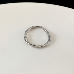 Minimalist and Elegant Interwoven Ring for Women, Niche Ins-style Cool Minimalist Plain Hoop Wrap-around Adjustable Finger Ring. Perfect for Holiday Weddings, Banquets, Parties. Back-to-school Season, Thanksgiving, Oktoberfest, Carnival